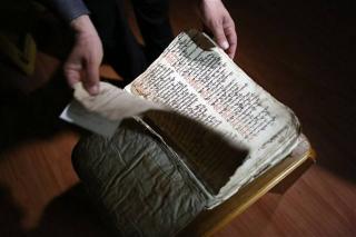 O bibliotecă inestimabilă a creştinătăţii salvată în Irak din mâinile Statului Islamic