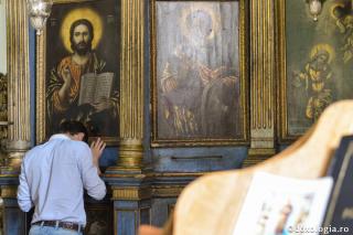 bărbat rugându-se la icoana Mântuitorului Hristos