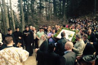 Numeroși pelerini, prezenți la procesiunea de la Mănăstirea Horaița la Mănăstirea Horăicioara
