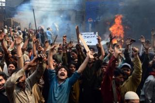 Pakistan: musulmanii bat și incendiază un creștin pentru arderea unor versete din Coran