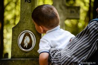 Să ne bucurăm și să ne rugăm pentru cei adormiți întru Domnul