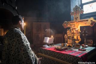 preot în fața sfintei mese