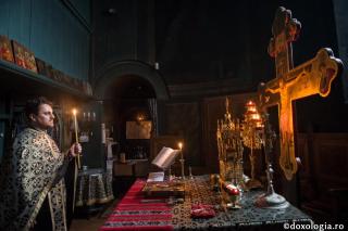Sfânta Liturghie mai ţine lumea