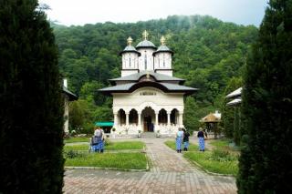 Mănăstirea, tinda raiului