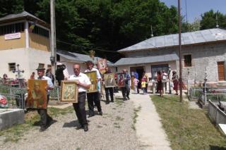Parohia Poienița a organizat o procesiune cu sfintele icoane