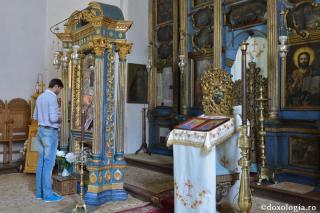 bărbat în fața icoanei Maicii Domnului