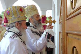 Doi ierarhi, la sfinţirea Bisericii "Sfinţii Apostoli" din Vatra Dornei