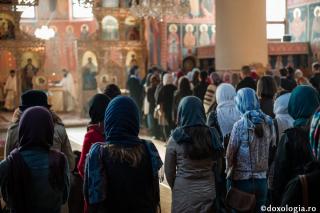 credincioși participând la Sfânta Liturghie