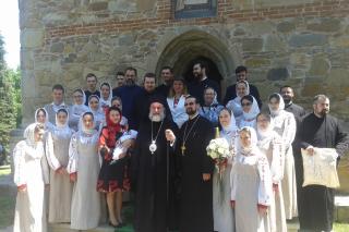 Liturghie arhierească în biserica din Borzeşti