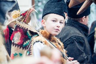 tânăr în costum popular