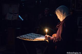 lumânare aprinsă în mână
