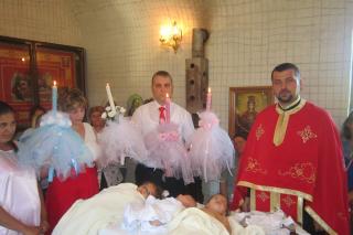 Mamă cu trei copii, botezați în credința ortodoxă