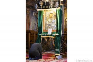 Când se roagă cineva pentru un om îndurerat, mintea merge la Hristos sau la durerea omului?