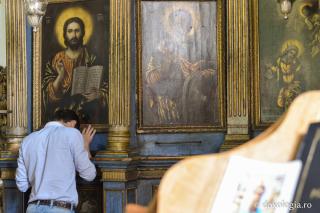 bărbat în fața icoanei Mântuitorului Hristos