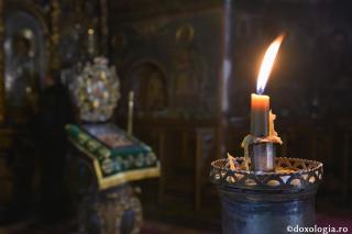 Un fir de lumânare aprinsă mărturisește credința noastră