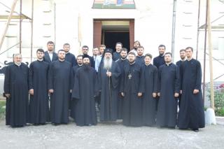 IPS Mitropolit Teofan, în mijlocul preoților proaspăt hirotoniți din Arhiepiscopia Iaşilor