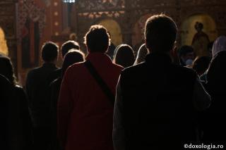 credincioși participând la Sfânta Liturghie