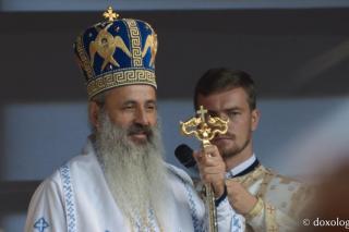 „Să fiți oameni ai bucuriei!” - IPS Teofan - Cuvânt către tinerii din tabăra de la Nemțișor