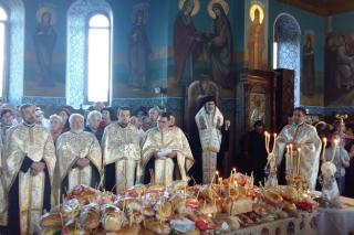 Vecernie arhierească la biserica ”Sfinţii Apostoli Petru şi Pavel” din Roman