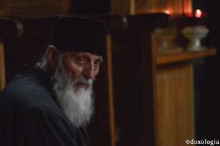 Lumea priveşte cu vigilenţă la micile neajunsuri ale monahismului