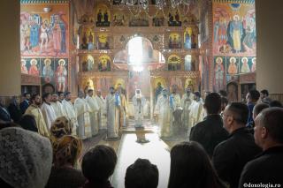 credincioși participând la Sfânta Liturghie