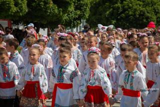 copii îmbrăcați în costum popular