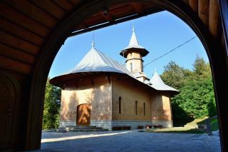 Maica Domnului, serbată în Eparhia Romanului și Bacăului