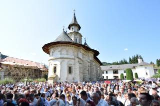 10 000 de pelerini au participat la hramul Putnei (GALERIE FOTO)