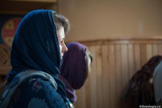 femeie cu capul acoperit