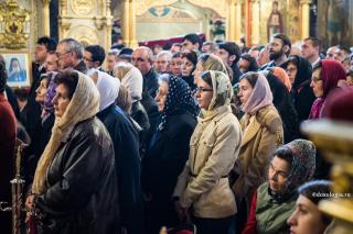 credincioși participând la Sfânta Liturghie