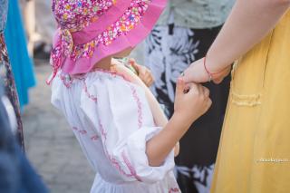 fetiță cu pălărie răz lângă mama ei