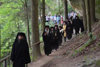Procesiune cu ierarhi la peștera Sfintei Teodora de la Sihla