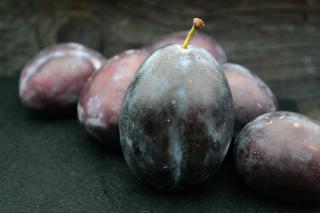 Ce puteți trata cu vin din prune uscate