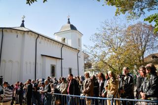 credincioși participând la slujbă