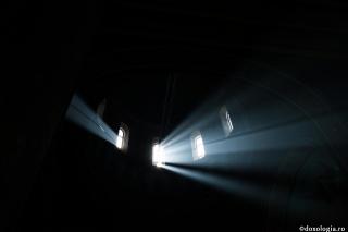raze de lumină în biserică