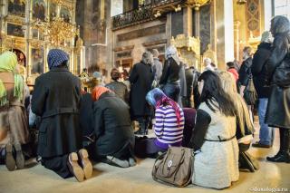 credincioși participând la slujbă