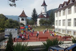 Şcoala Generală din Sadova, sfinţită de un sobor de preoţi