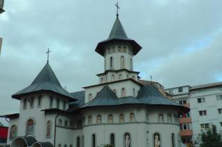 Slujbă de resfințire și Liturghie arhierească în cartierul sucevean Burdujeni