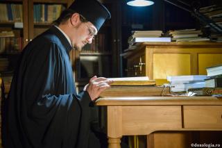călugăr în bibliotecă