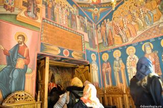 Când intraţi în biserică, parcă lăsaţi în urmă pământul pătrunzând într-un cer pământesc