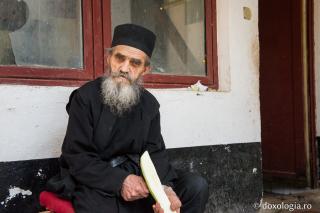 Între slujbe și ascultări, la Mănăstirea Bistrița
