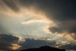 raze de soare ieșind din nori