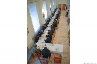 Cel ce intră în obşte