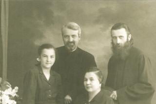 Părintele Arsenie Boca împreună cu familia Stăniloae