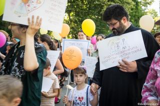 Prin ce se deosebește preotul de restul comunității?