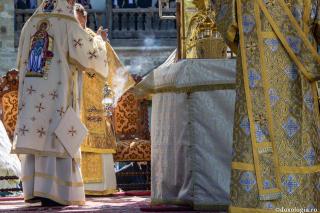 Se cădeşte cu tămâie înaintea icoanelor şi a oamenilor, ca semn al harului Duhului Sfânt