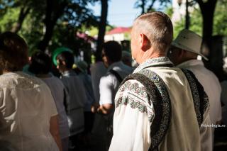 bărbat în costum popular