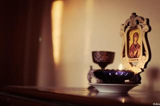 icoana Maicii Domnului cu candelă aprinsă