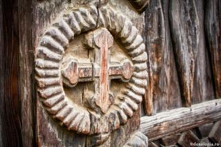 cruce sculptată în lemn