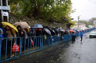 Pelerinii Sfintei Parascheva înfruntă frigul şi ploaia la Iaşi